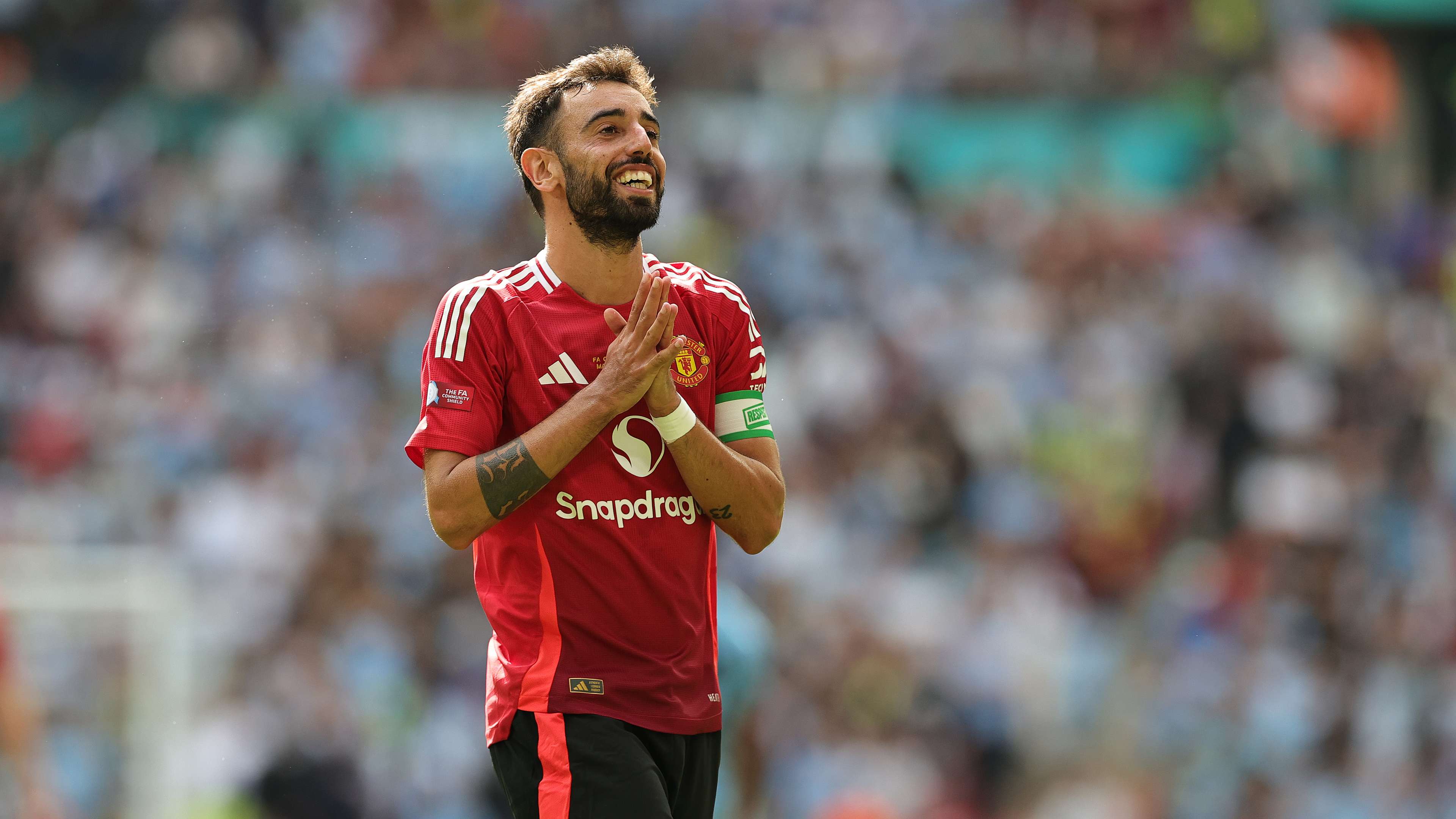 Fernandes agrees new contract with Manchester United  