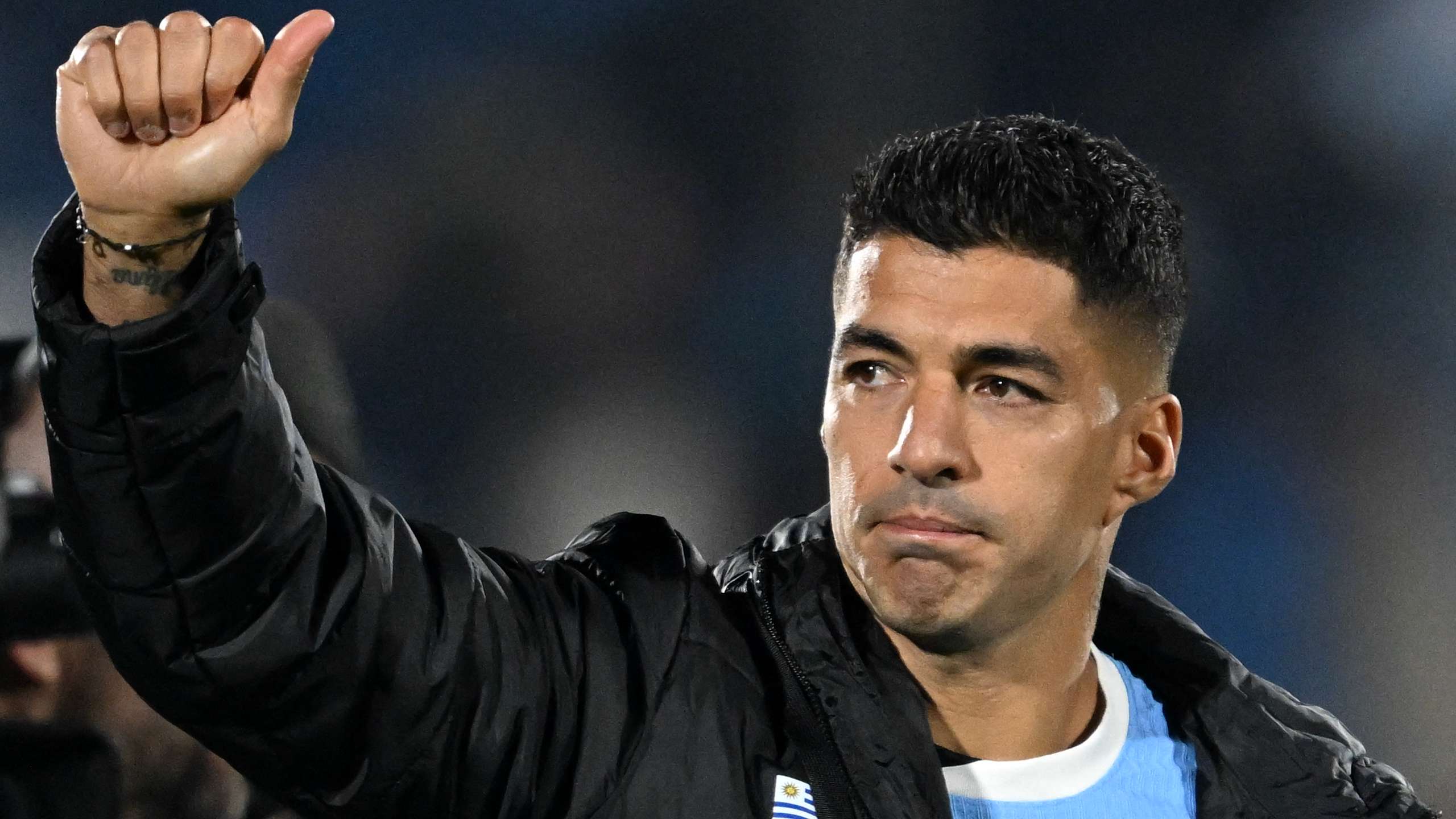 📽️ | Suarez receives special farewell gift by Uruguay team-mates  