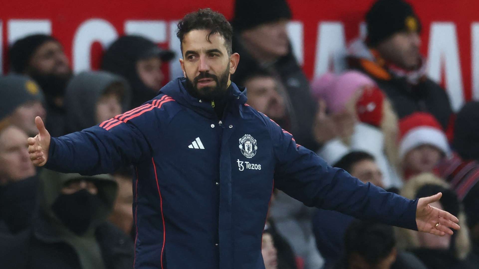 📽️ | Even the roof is falling in on Amorim & Man Utd!  