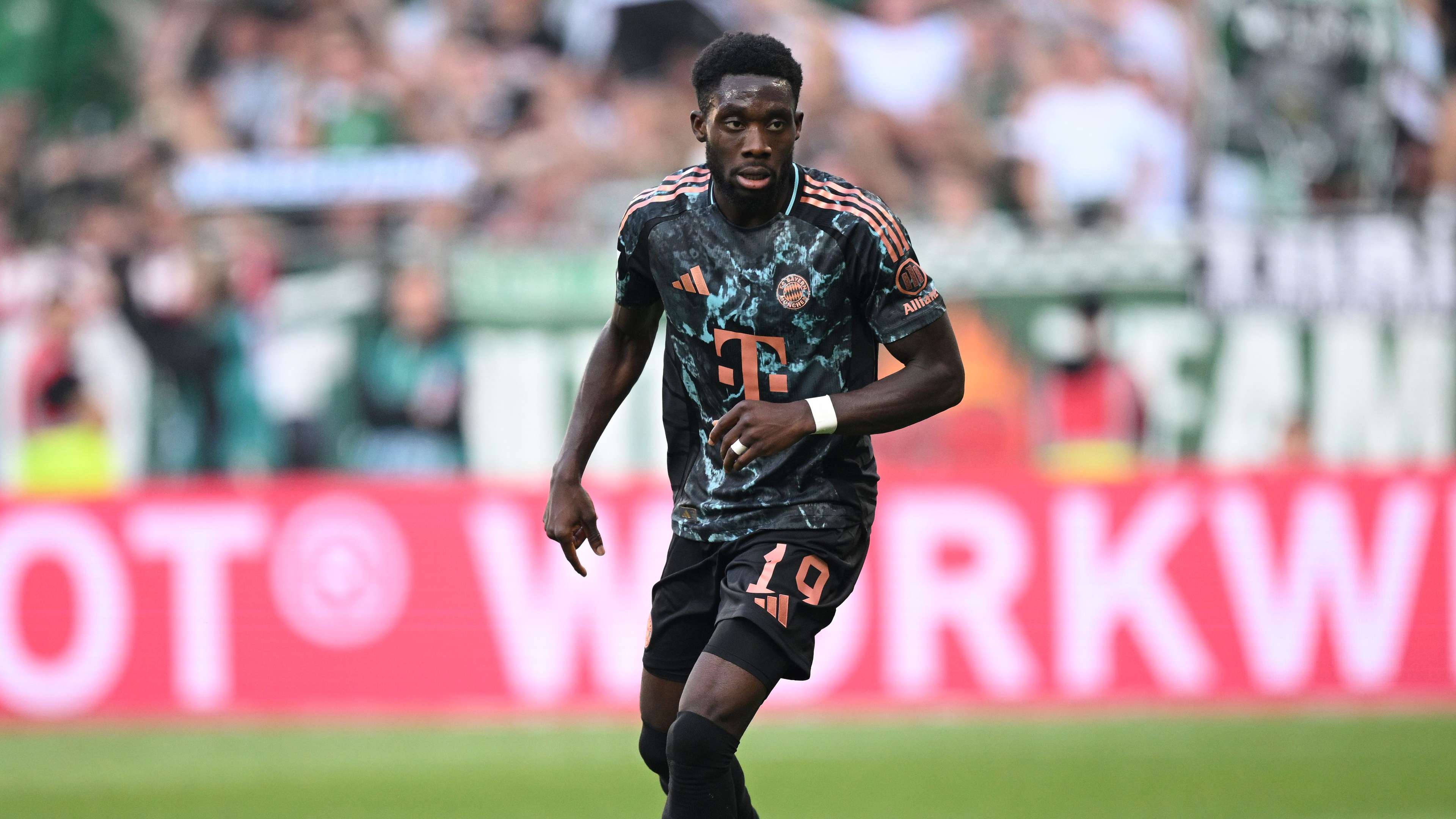 Davies takes big step to confirming future amid Man Utd interest  