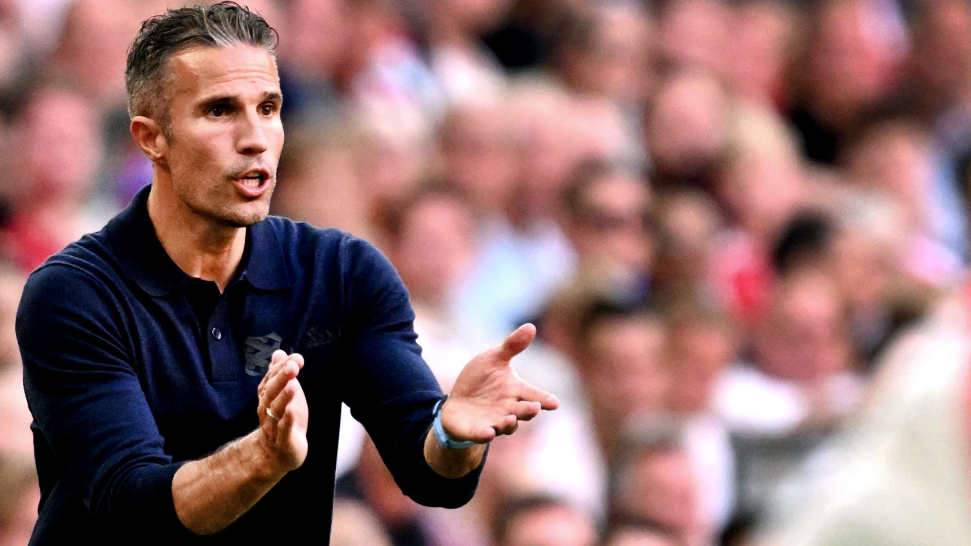 Van Persie's Heerenveen forced to play against 12 men after error!  