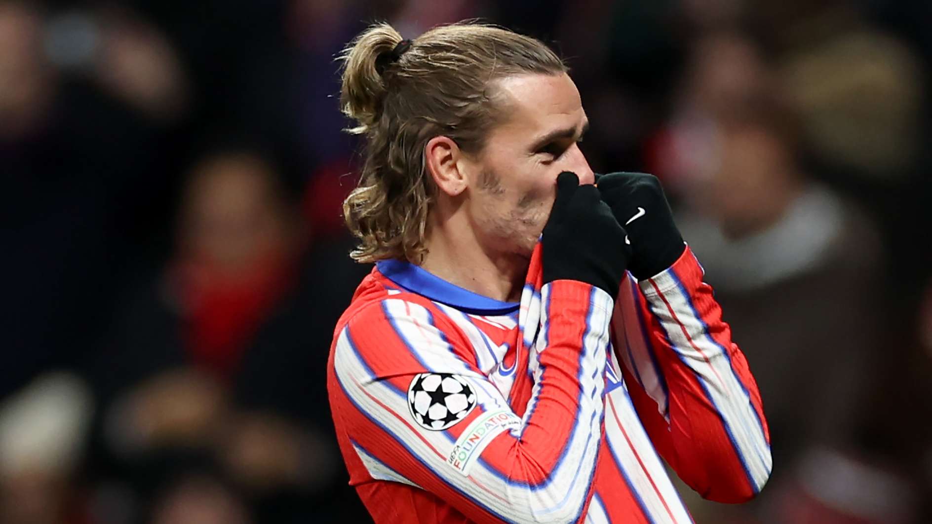 📽️ | Griezmann swaps match-worn shirt for Pokemon cards  