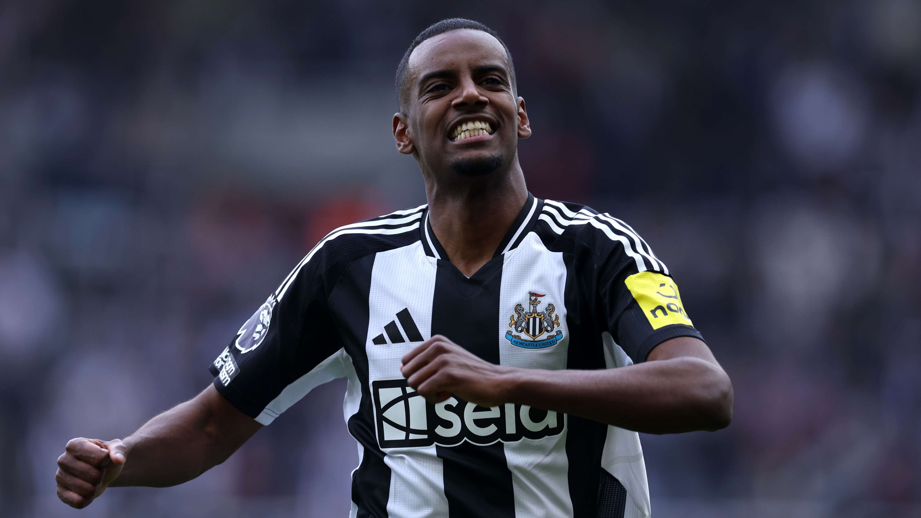 Arsenal sent strong Isak message as Howe reveals frustration  