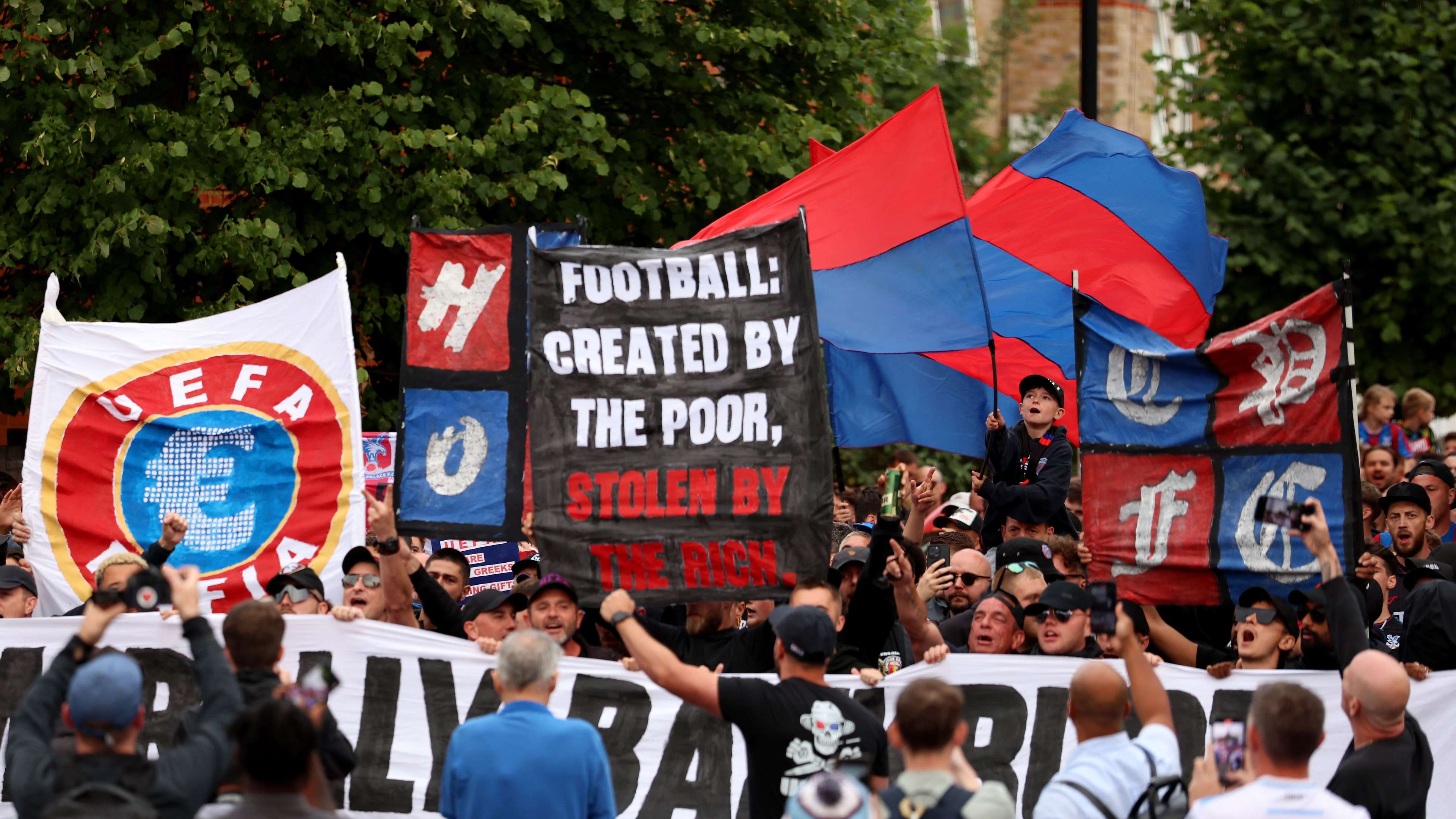 UEFA receive suitcase of fake money from Palace fans  