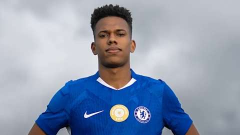 📽️ | Estevao kisses Chelsea badge after first Blues goal  