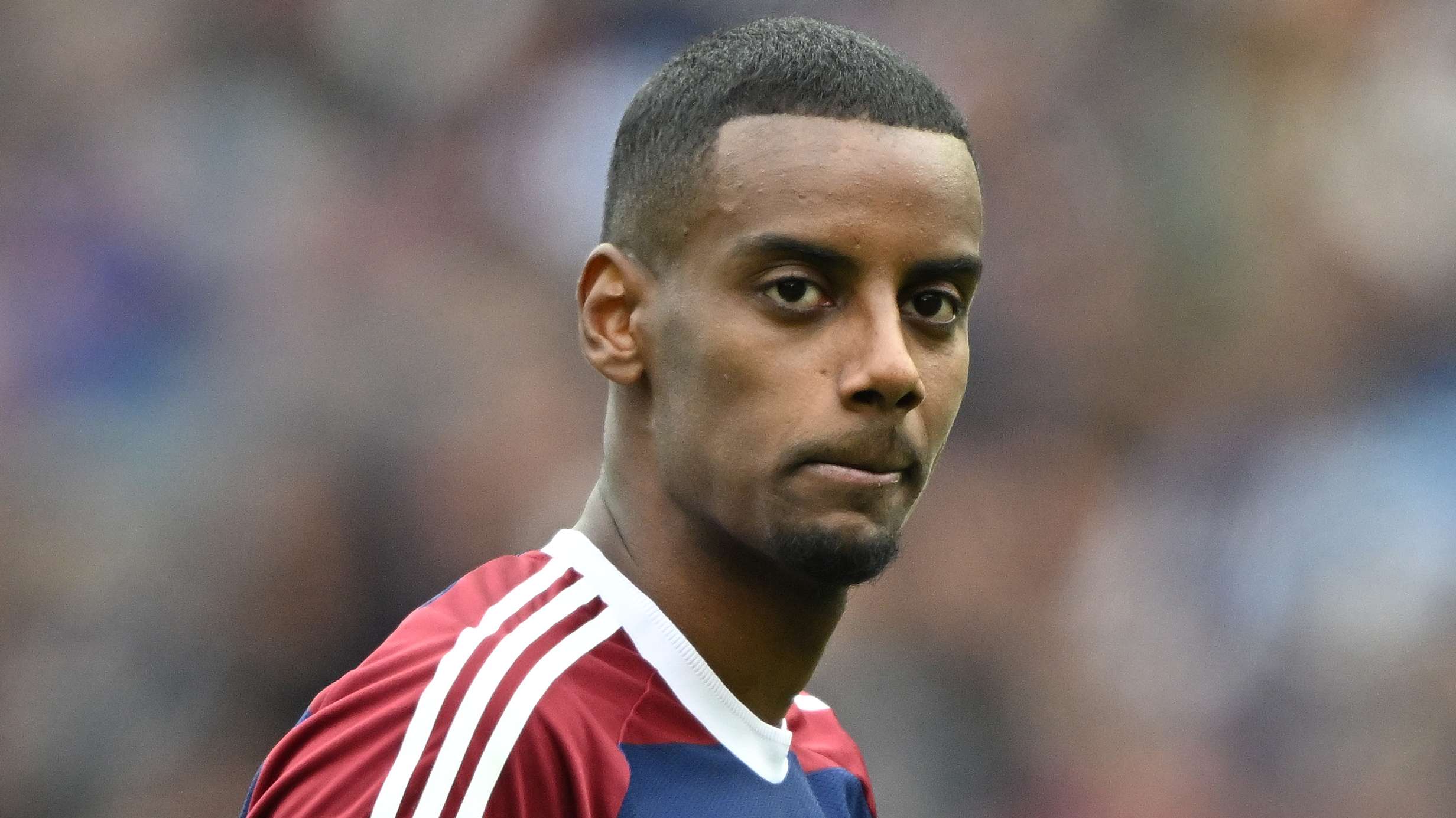 Isak's team-mate stands by striker after public NUFC spat  