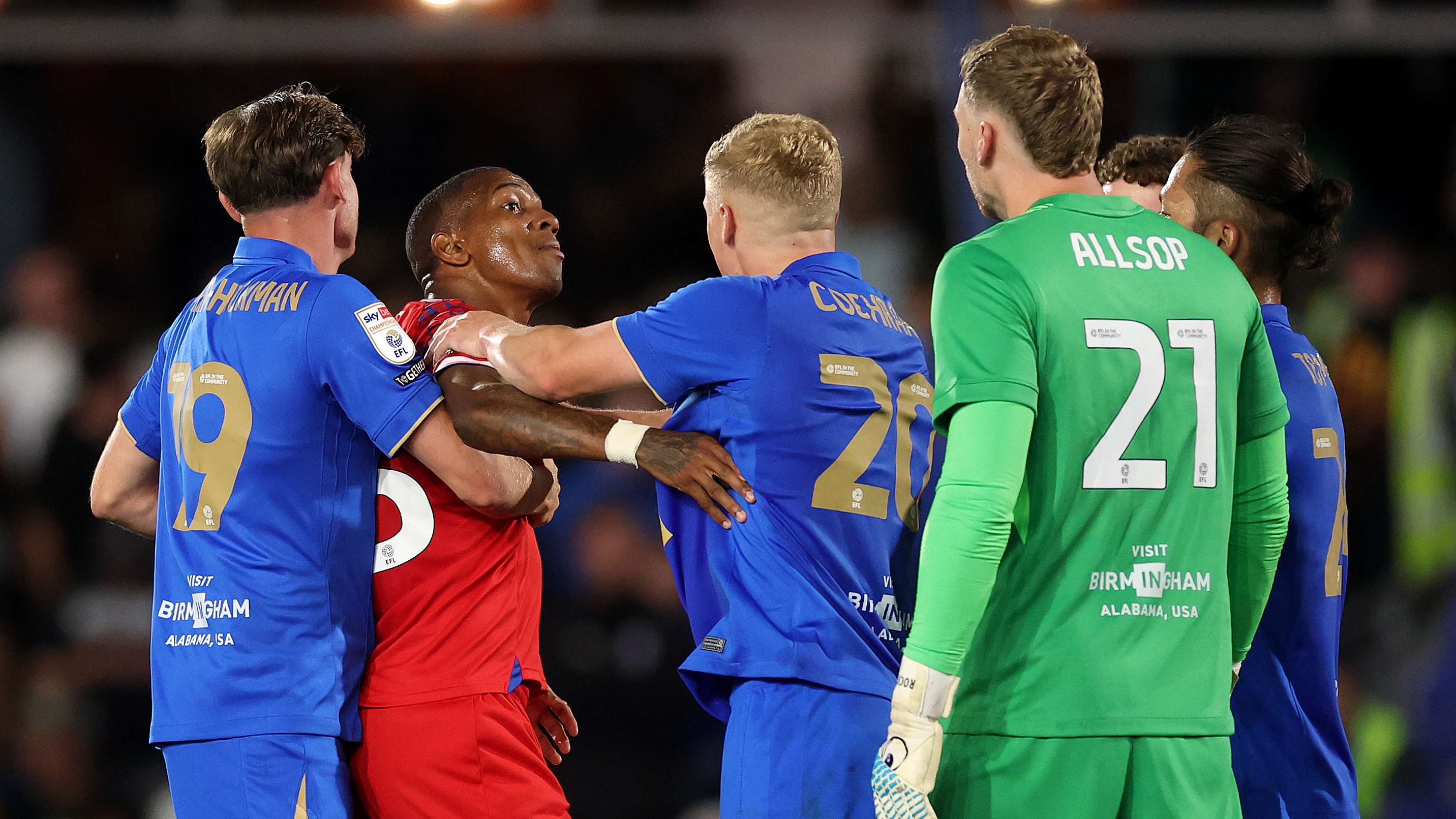 📽️ | Birmingham fan jumps barrier to fight Ipswich players  