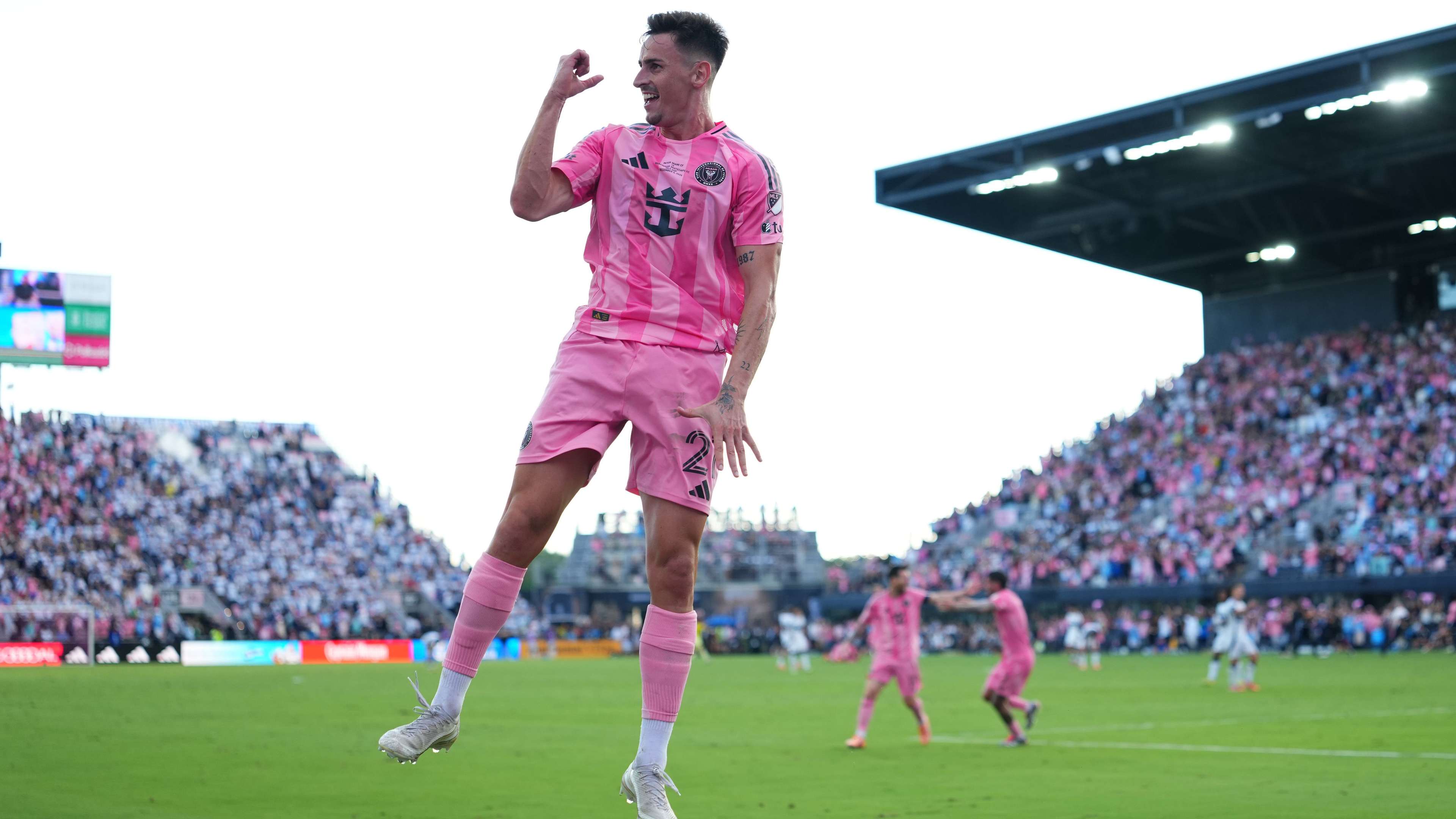 Report: Miami nears permanent deal for Allende  