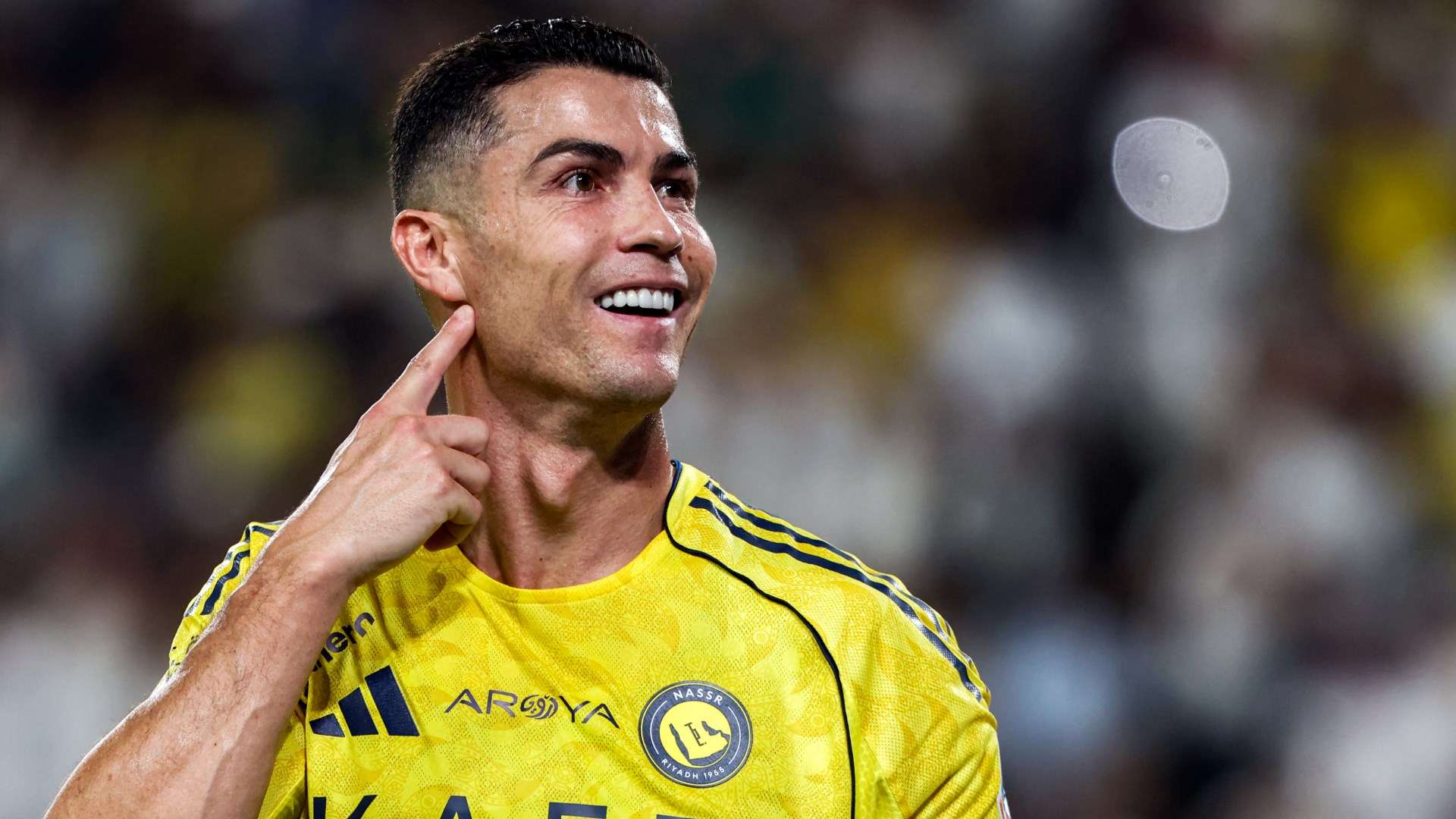 📽️ | Laughing Ronaldo makes hand gesture to Al Ahli fans  