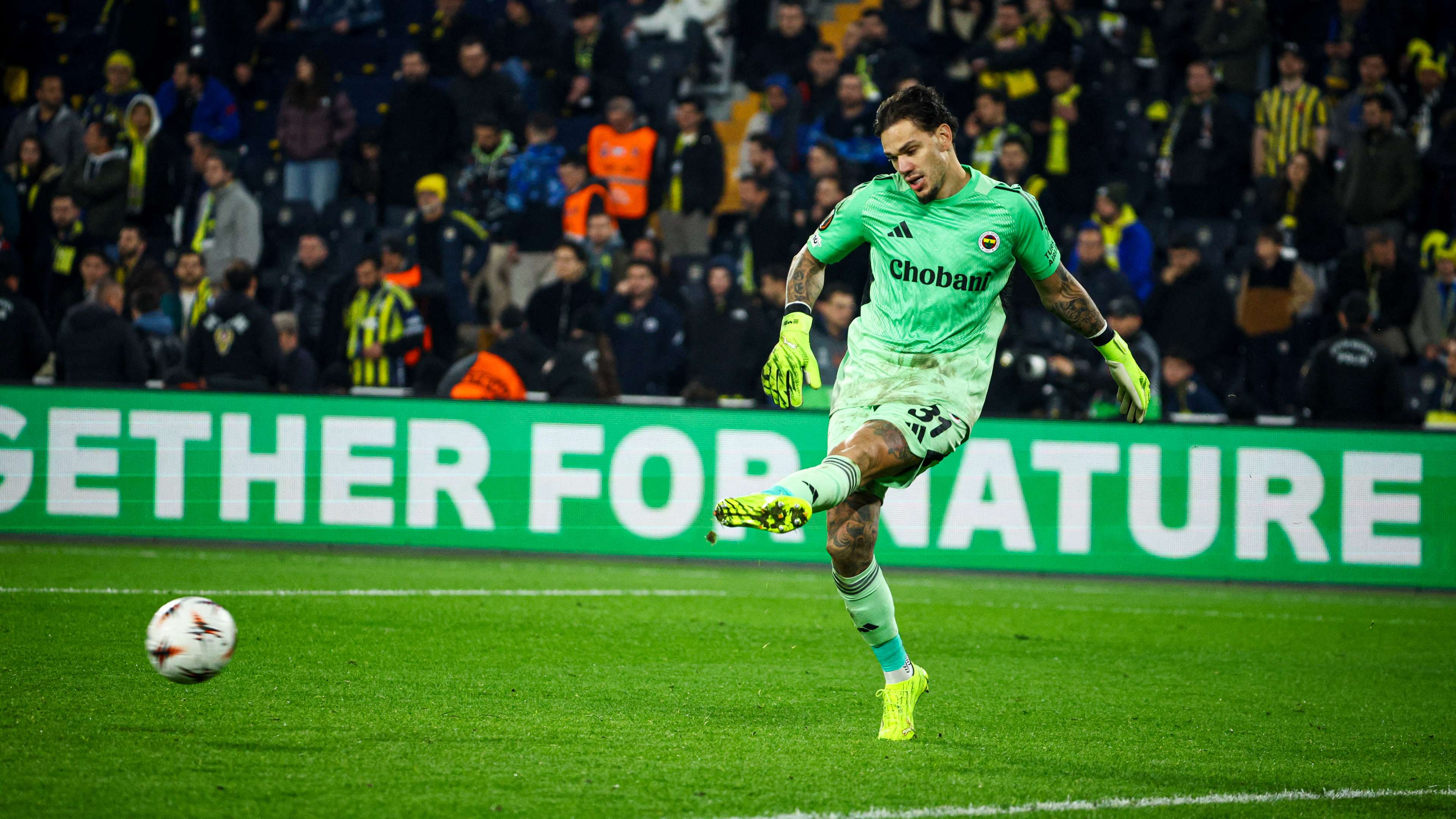 Video: Ederson hit by a projectile in the Turkish league  