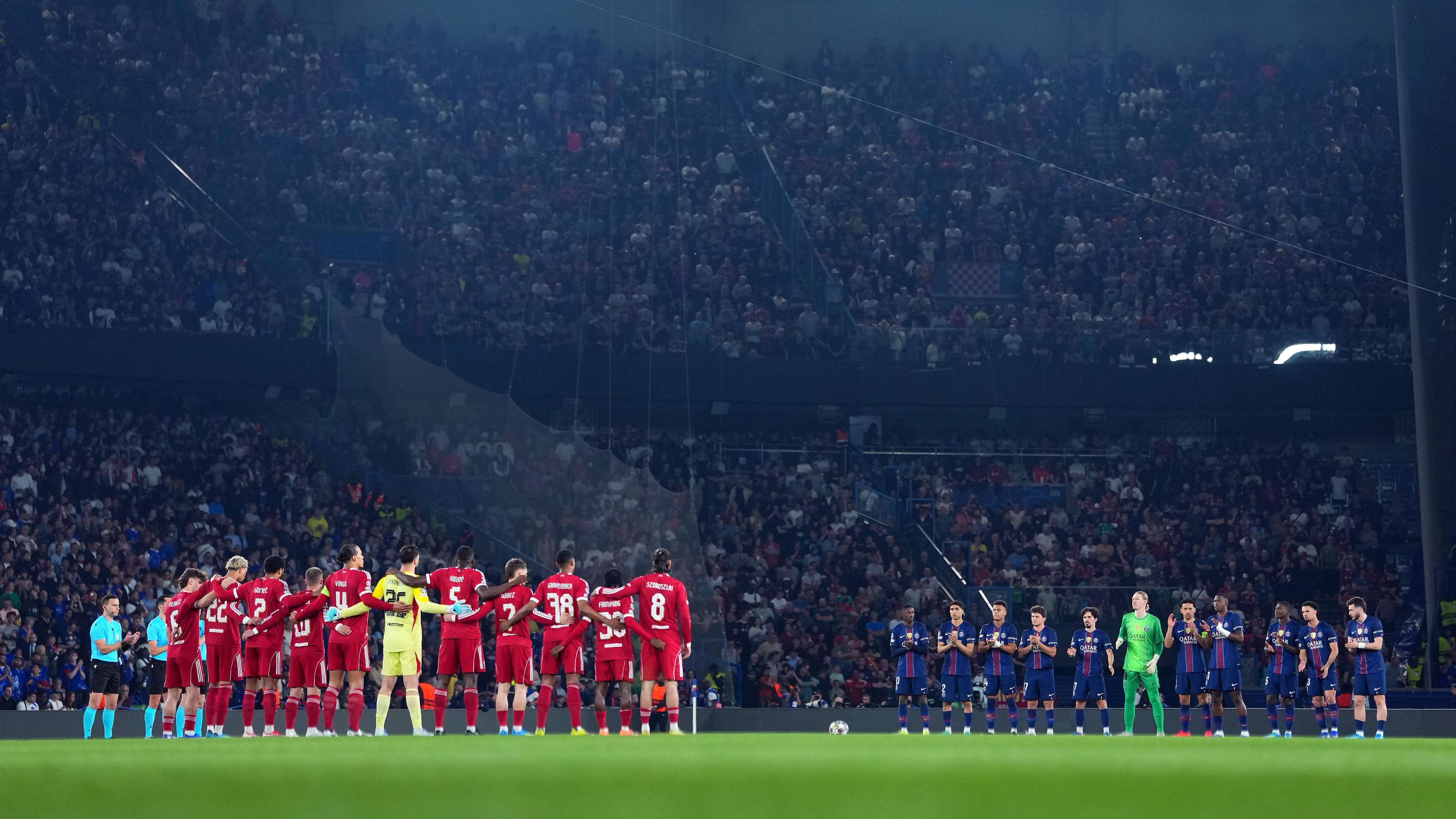 Hulk appears in Paris: PSG supporters unveil a spectacular banner to spur the players on. The Brazilian forward’s sudden arrival at the French capital sent shockwaves through the  
