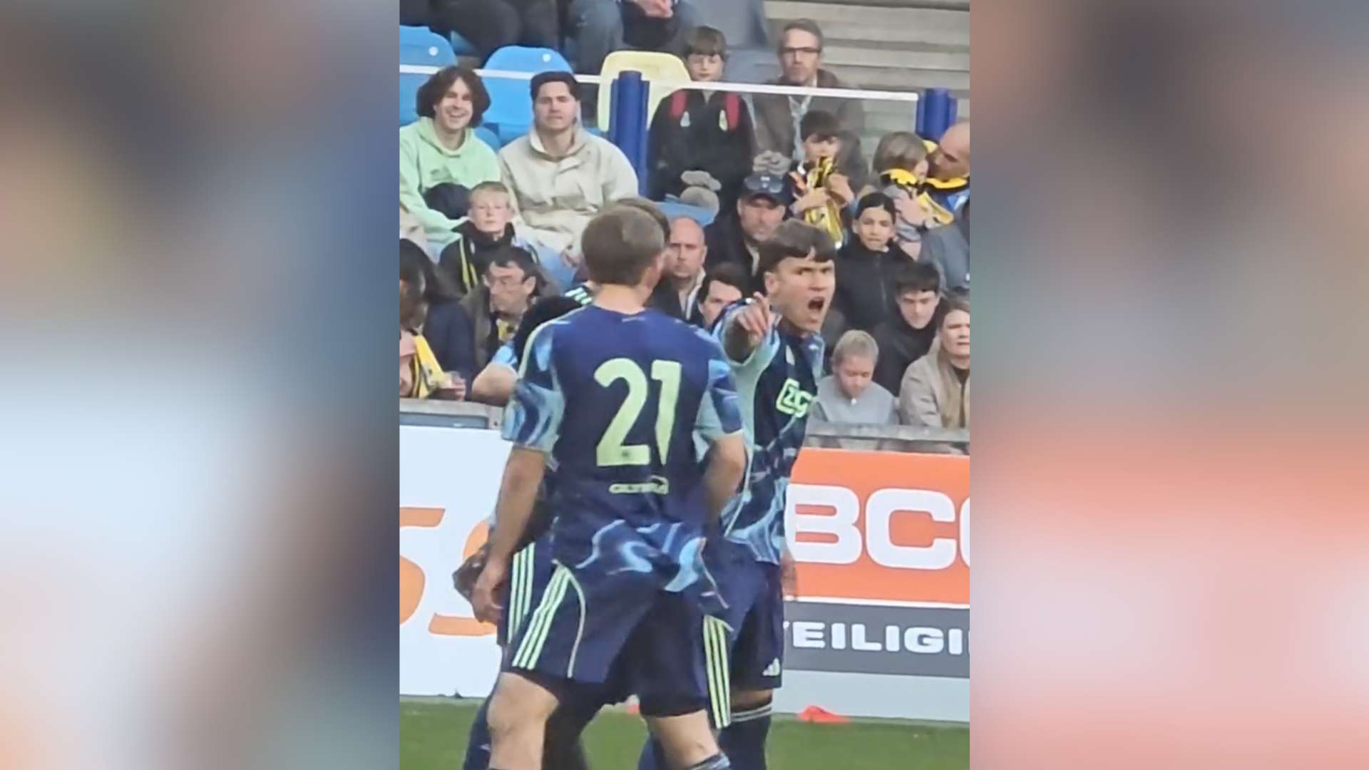Damián van der Vaart furious with Ajax teammate Verkuijl; teammates have to calm him down  