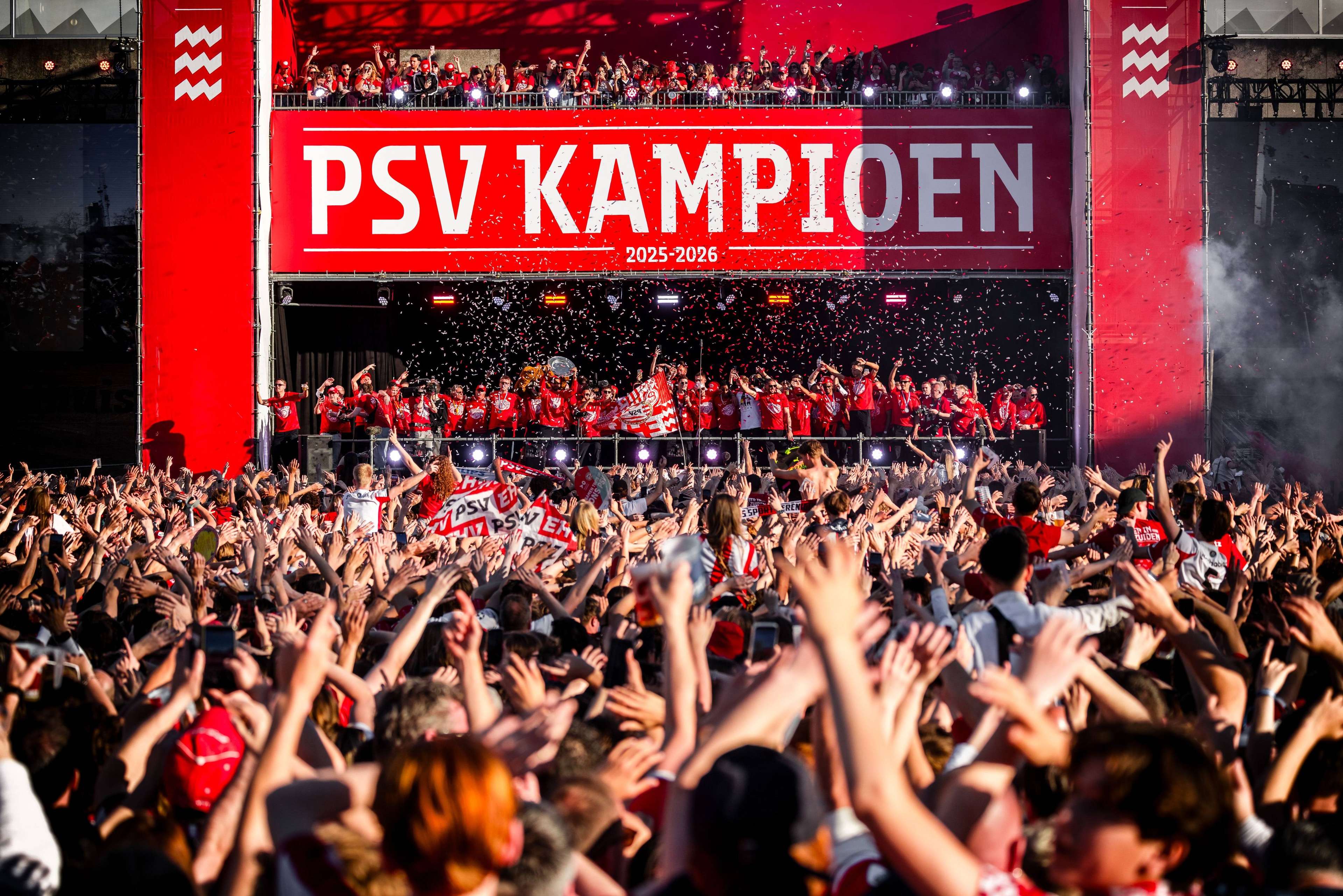 PSV player starts singing an anti-Semitic song and is immediately substituted  