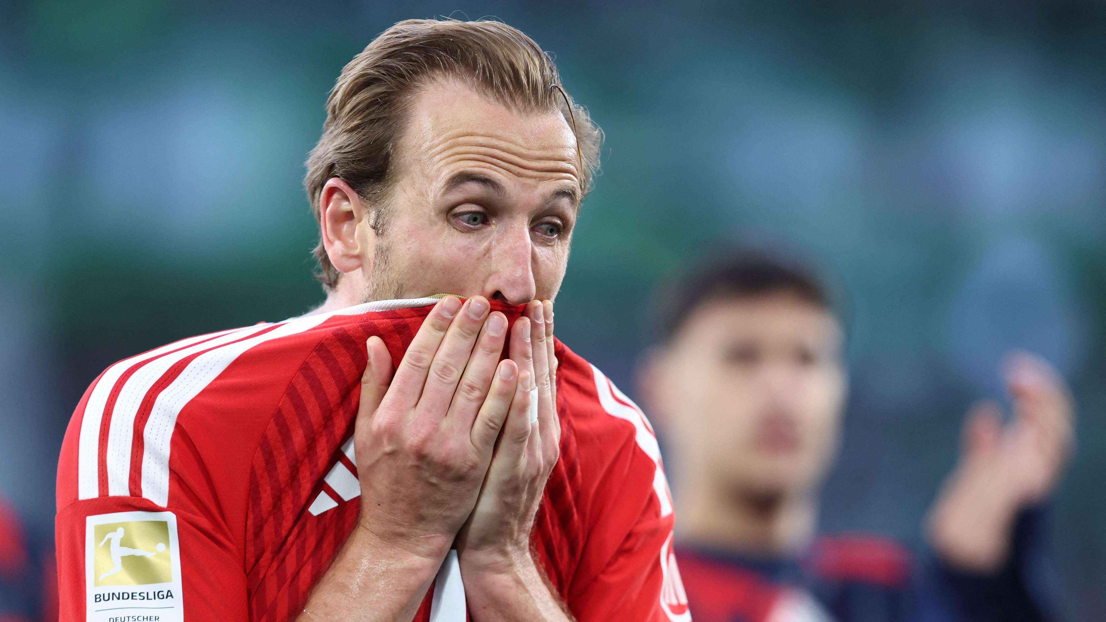 📽️ | Kane miss after 'dirty tricks' penalty spot scuff  