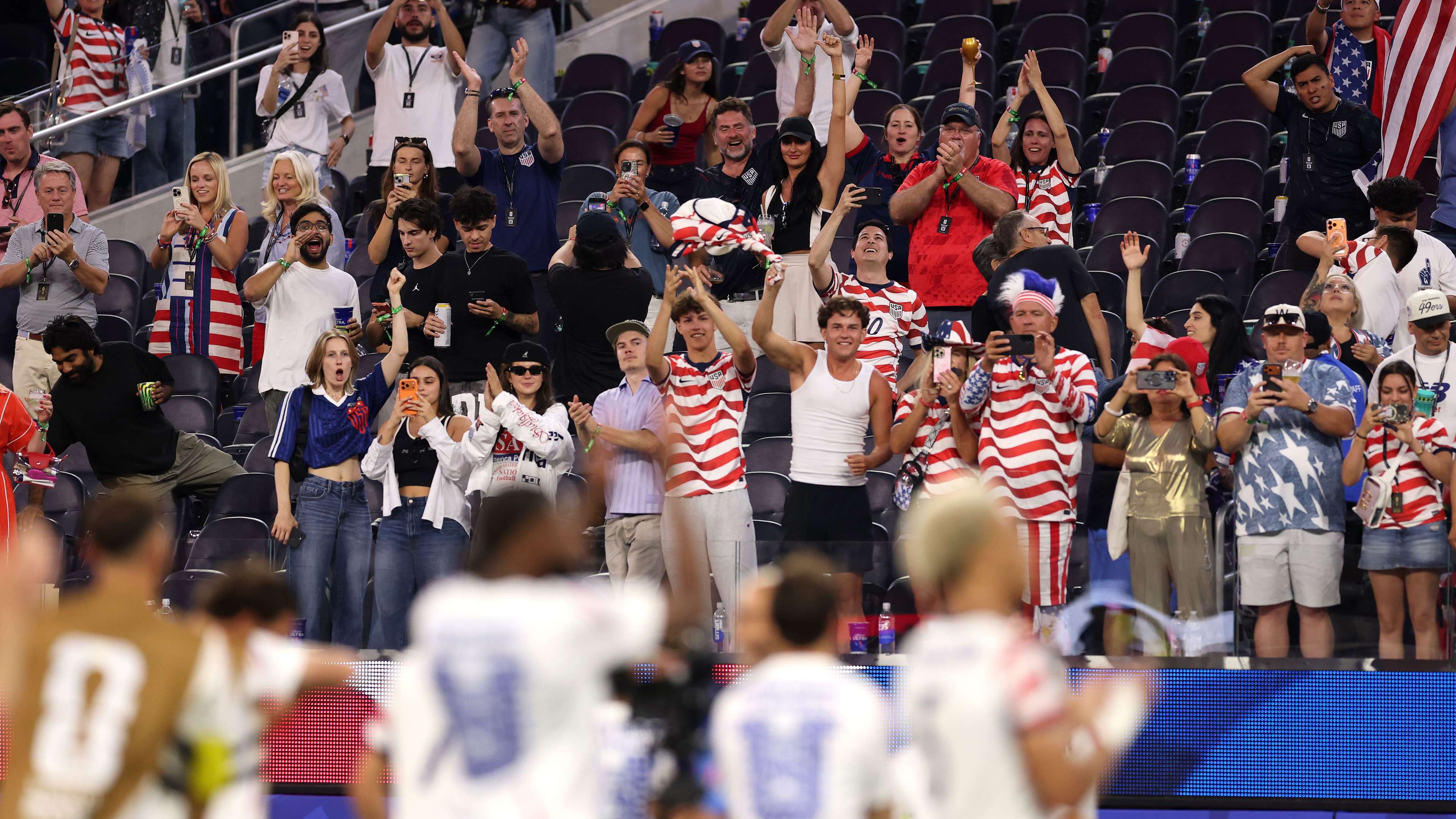📽️ | Fan tackled instantly after failed pitch invasion in USMNT win over Paraguay  