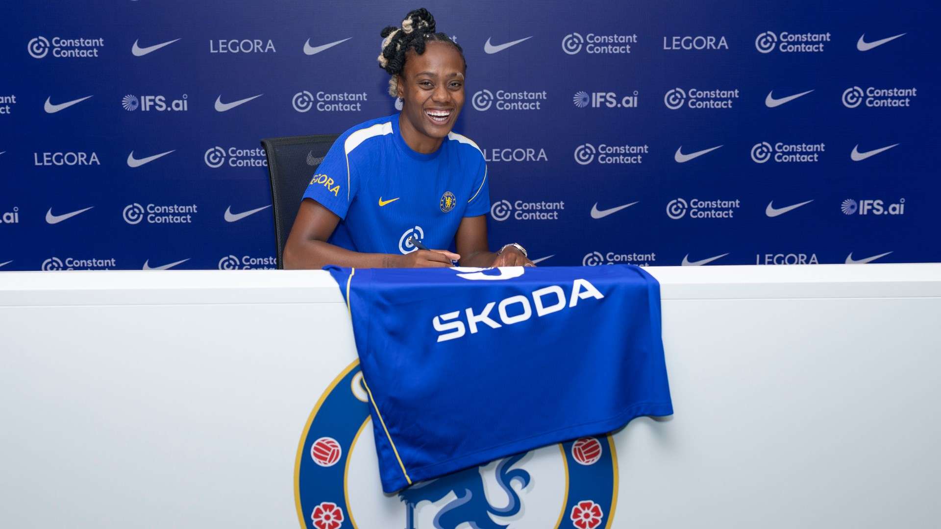 Man Utd Women complete first summer signing  