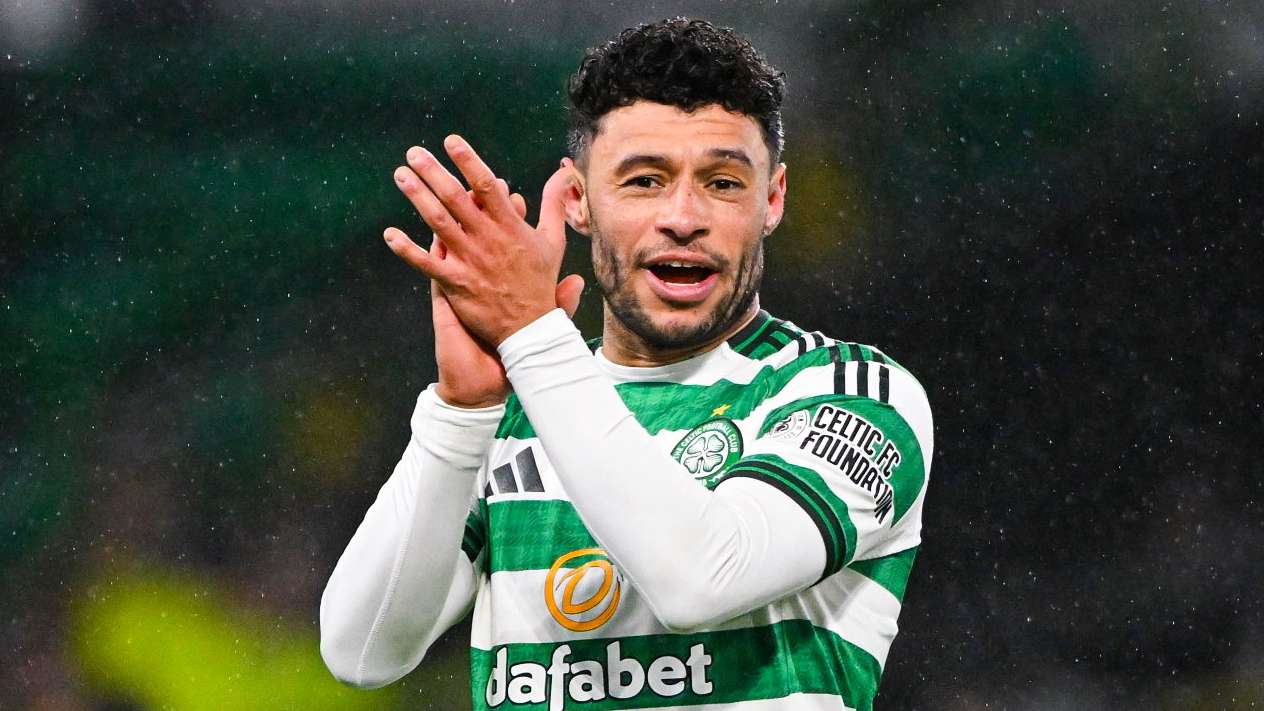 Ex-Liverpool star Oxlade-Chamberlain signs Celtic extension  