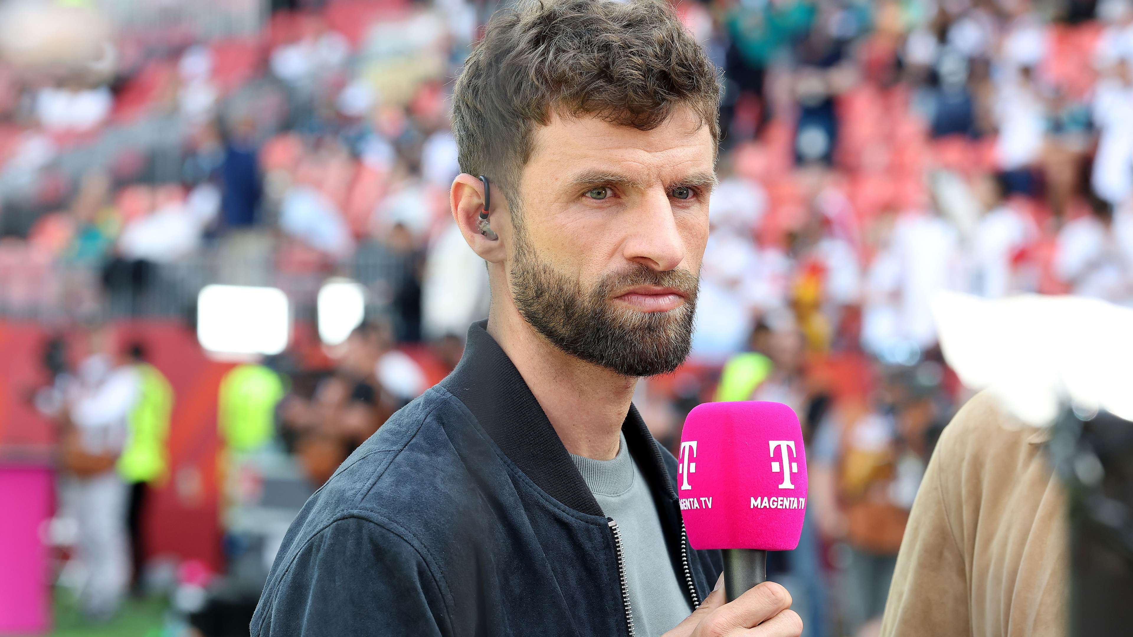 Video: "Please help us".. Muller sparks fresh storm with hints about refereeing bias towards Messi  