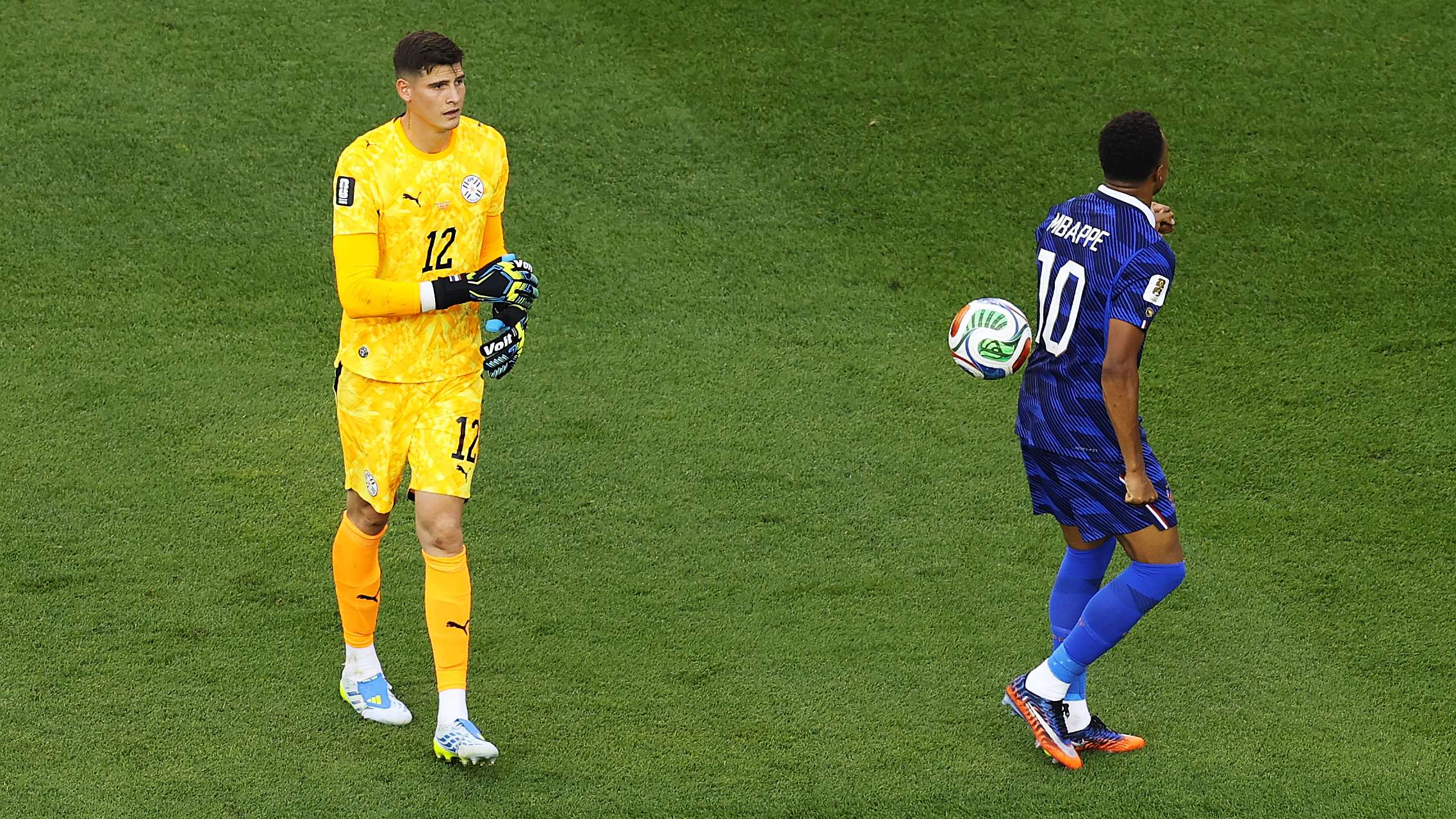 📽️ | Gill throws ball at Mbappe after handshake snub  