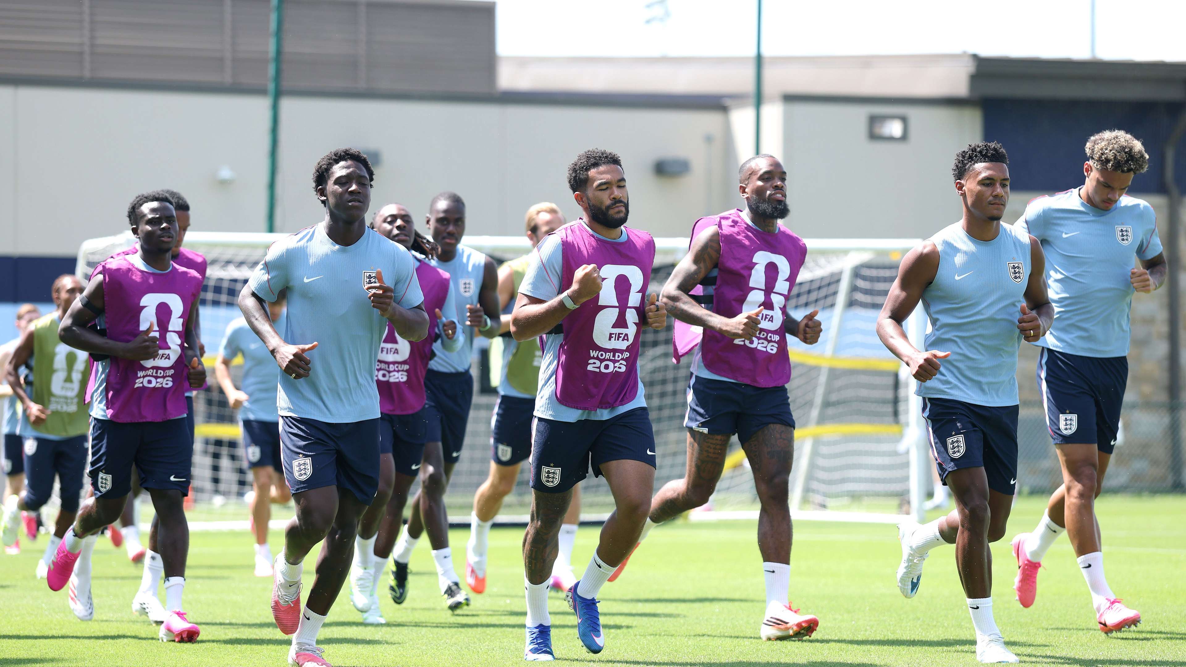 Arsenal and United go head to head in the race to sign Premier League star  