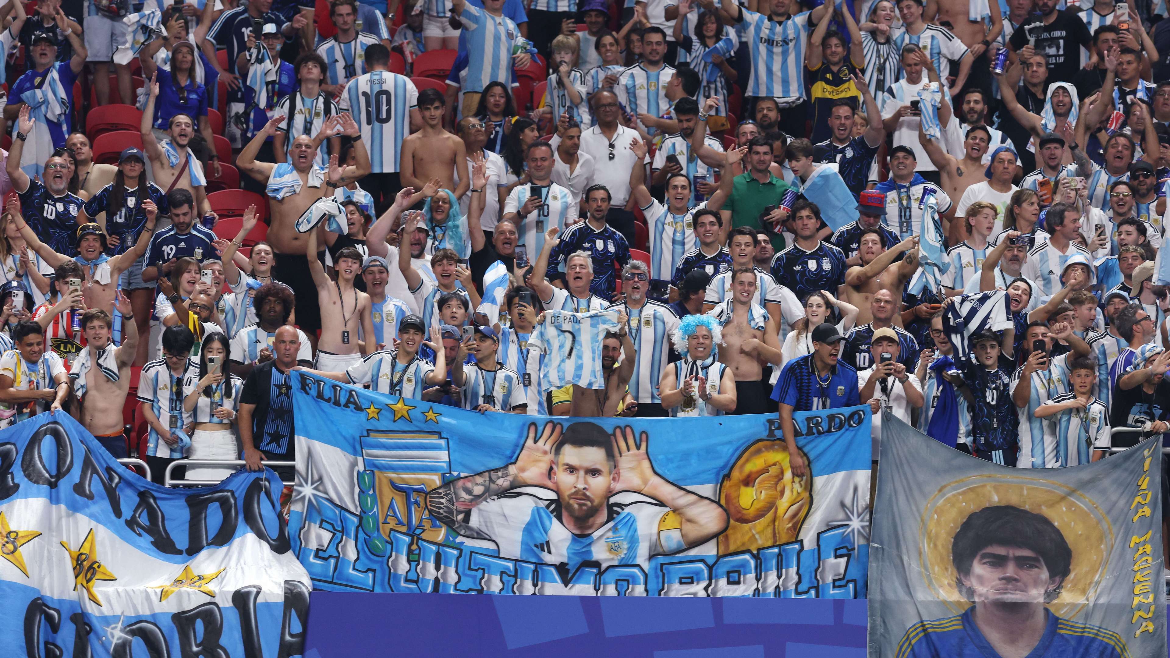 A Spanish plane sparks the anger of Argentina's fans: what is the story?  