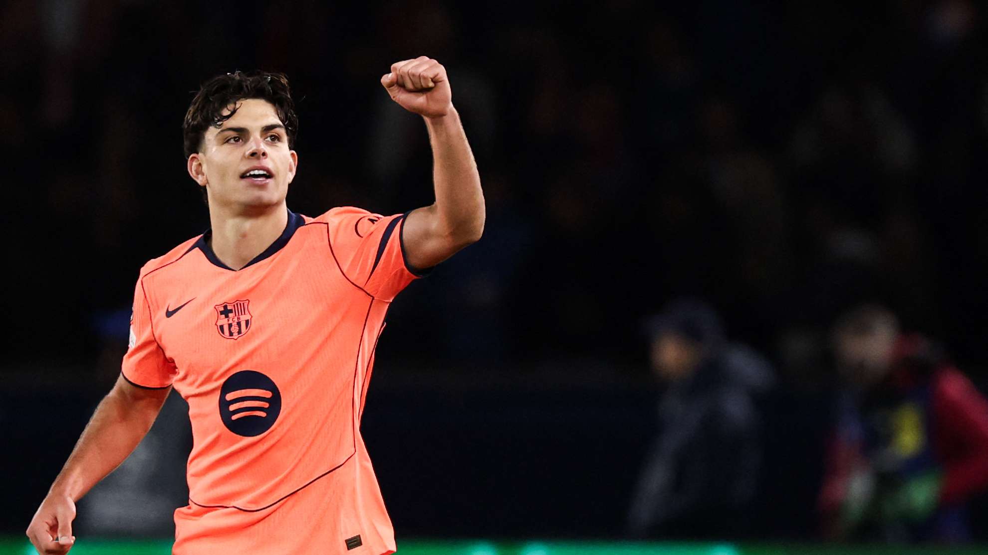 Video: Espart scores against Saint-Germain and enters a historic Barcelona list  