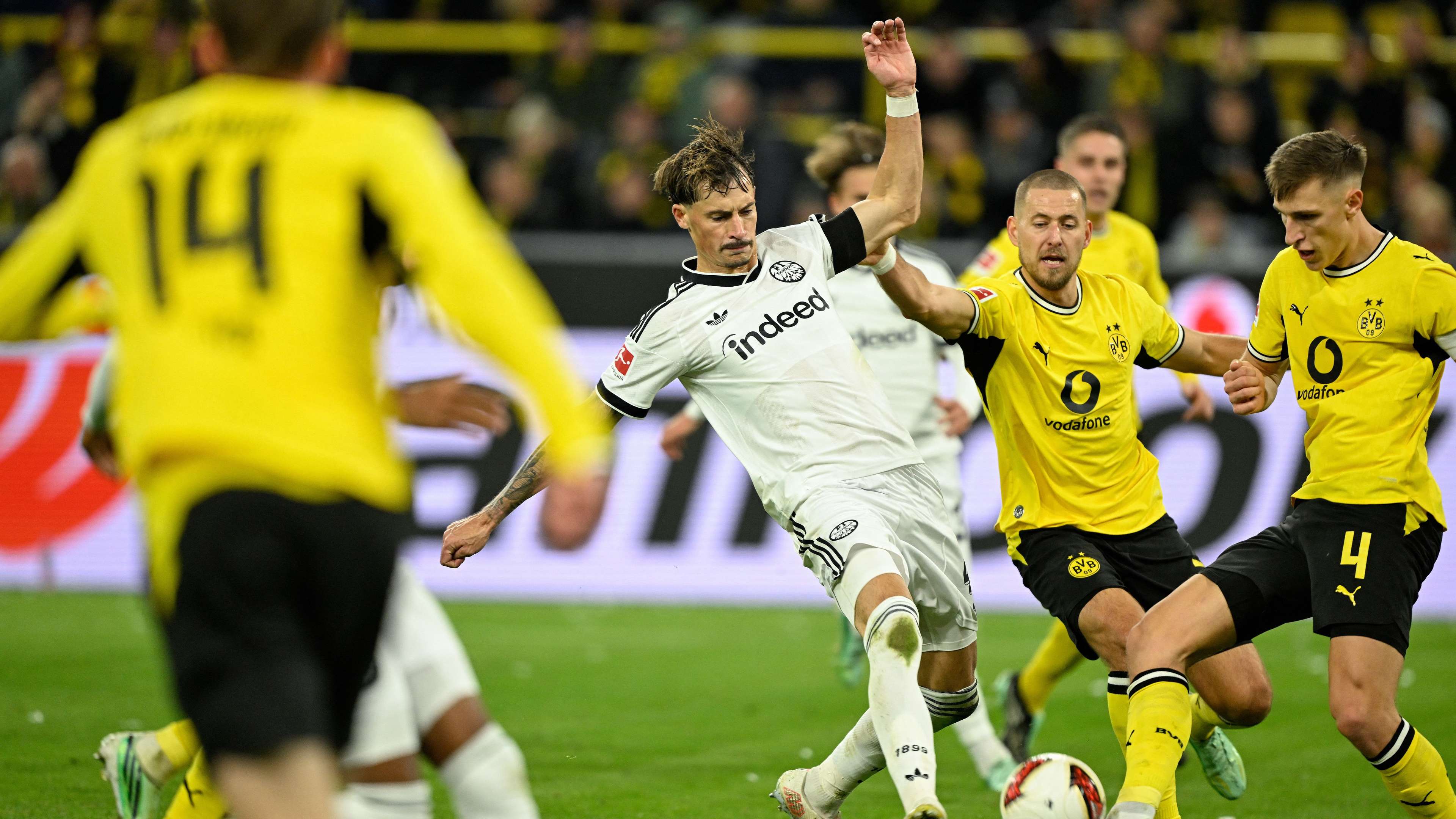 Dortmund throws the ball of fire to Bayern Munich with a hard-fought win over Frankfurt  