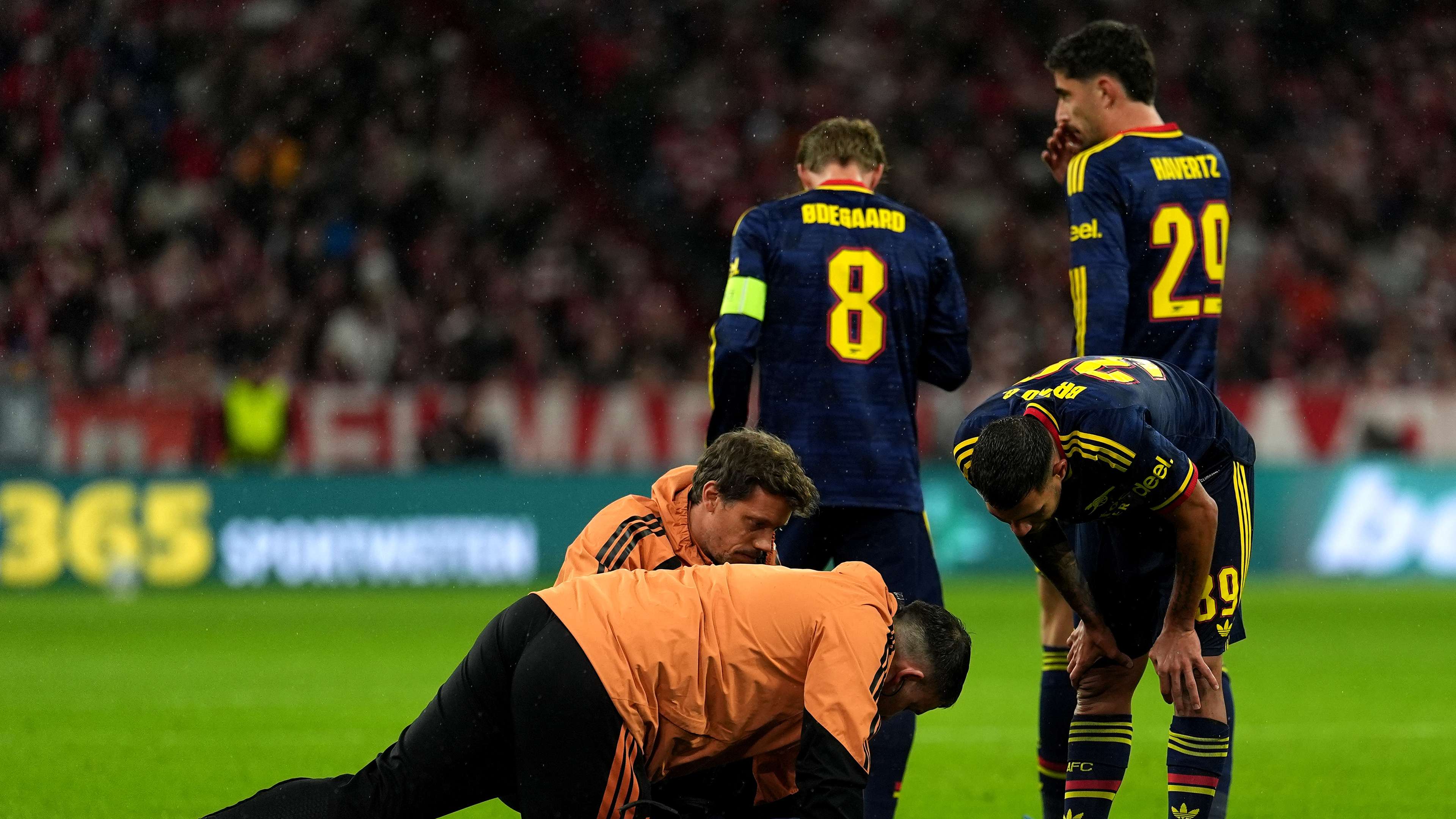 Video: Arsenal's standout star leaves the Bayern Munich match injured, and his replacement finds the net  