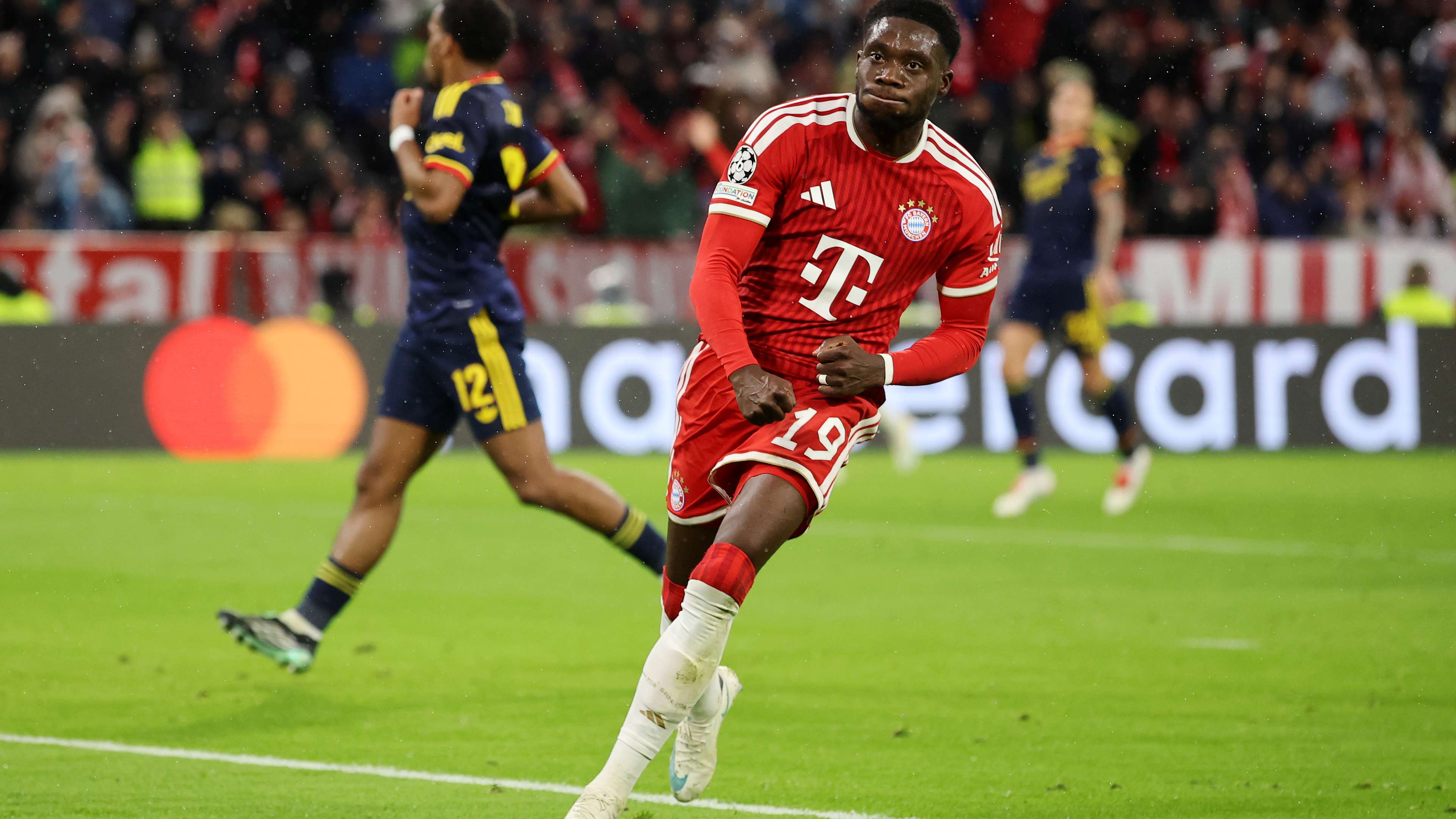 By video: Davies strikes Arsenal from his new position  