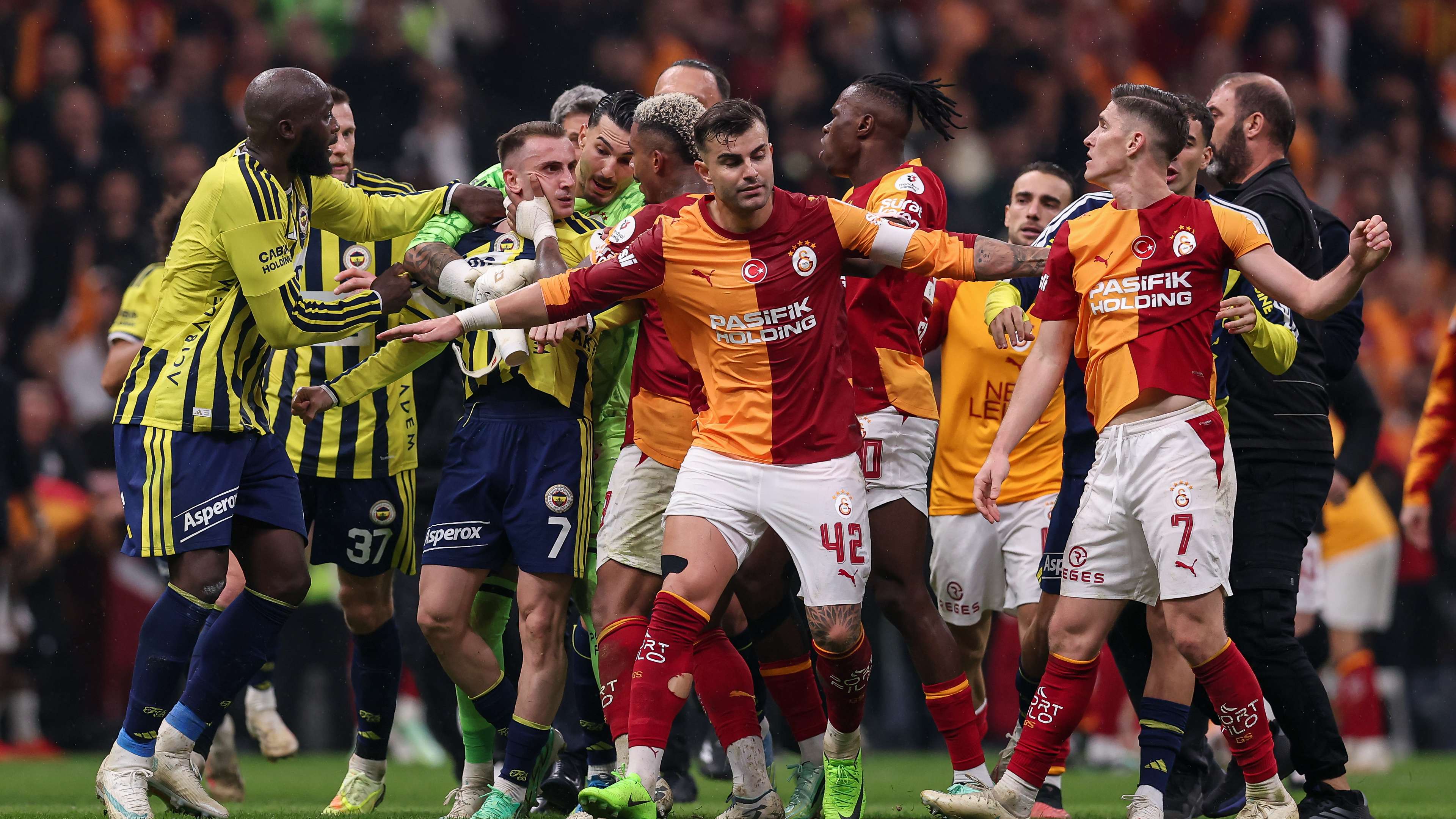 Mass brawl! Istanbul derby between Gala and Fener escalates  