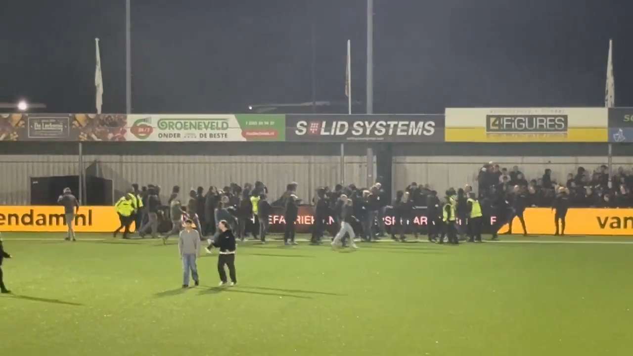 Total chaos in KNVB Cup: ‘black-jacketed crowd’ attack home fans en masse  