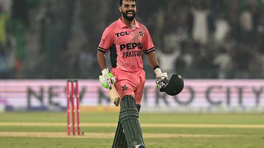 Shadab Khan pulls off stunning heist in Pakistan's one-wicket win  